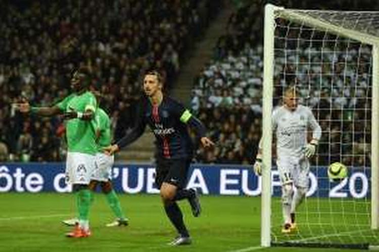 Zlatan Ibrahimovic borong 2 gol kemenangan PSG di saat menang 2-0 kandang Saint-Etienne, Minggu (31/1/2016). 