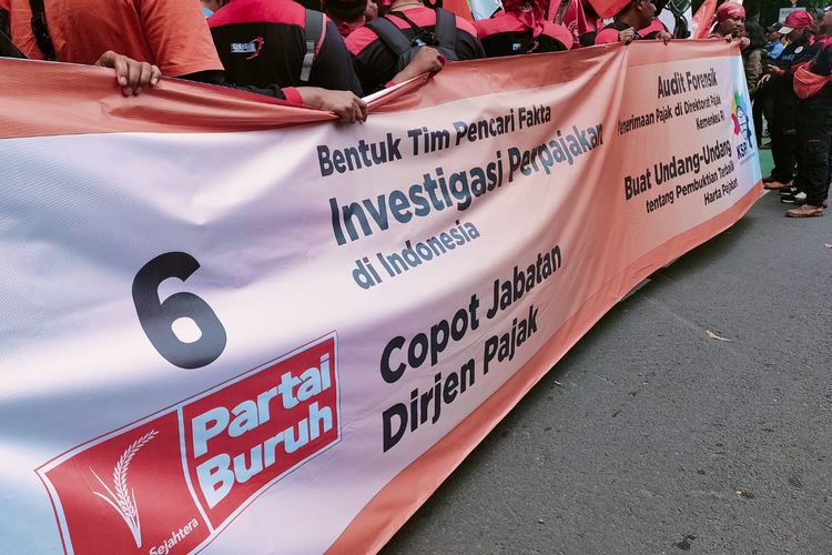 Serikat pekerja dan buruh melakukan aksi unjuk rasa di depan Kantor Pusat Direktorat Jenderal Pajak (DJP) Kementerian Keuangan, Jakarta, Jumat (10/3/2023).