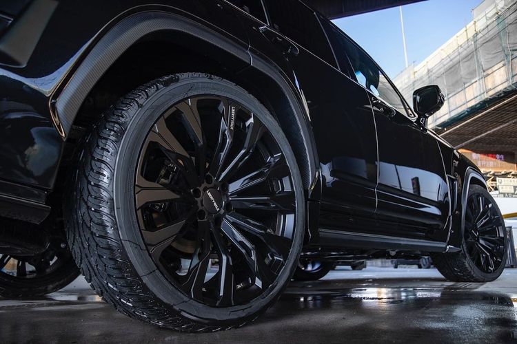 Modifikasi Lexus LX 600 dengan body kit dari Liberty Walk