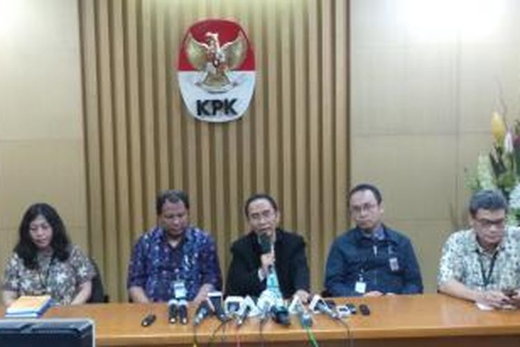 KPK bersama KPU, Bawaslu, PPATK, dan KIP, membentuk gugus tugas dalam mengawasi pemilu. Dari kiri ke kanan, Kepala Biro Hukum KPU Nur Syarifah, Wakil Ketua KPK Adnan Pandu Praja, Komisioner Bawaslu Nasrullah, dan Direktur Pemeriksaan dan Riset PPATK Ivan Yustiavandana.