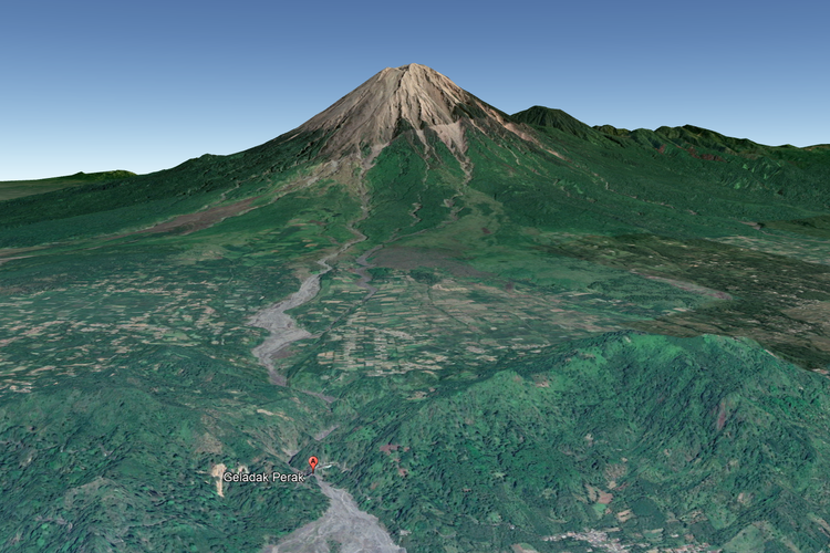 Tangkap layar tampilan 3D Jembatan Geladak Perak (dengan penanda lokasi warna merah) berlatar Gunung Semeru via Google Earth. 