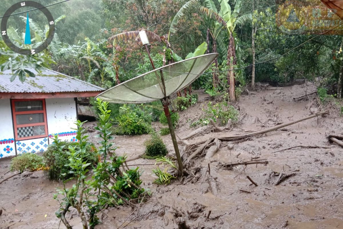 Banjir bandang di Puncak Bogor, Jawa Barat, Selasa (19/1/2021).