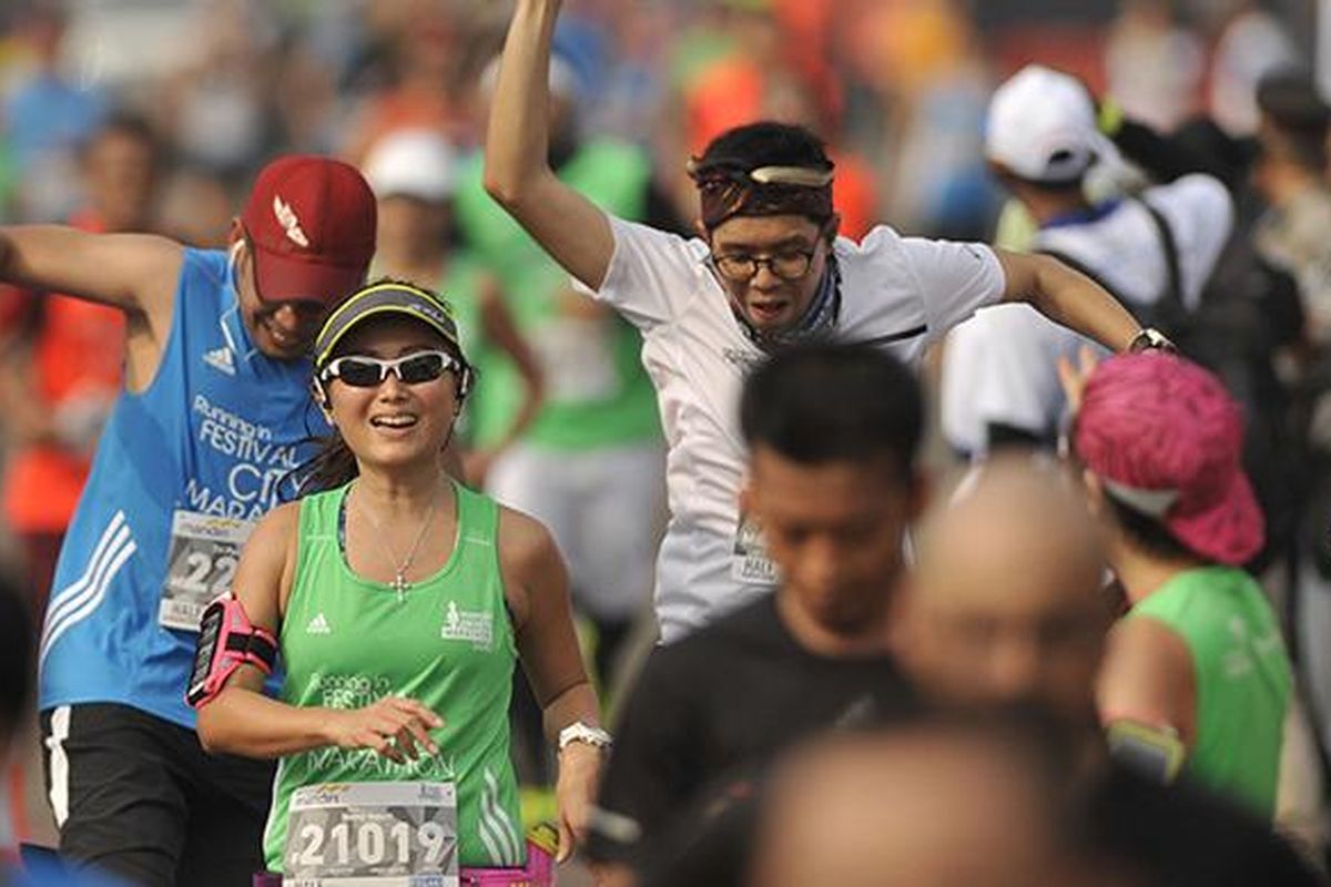 Ekspresi dan gaya peserta Mandiri Jakarta Marathon 2015 saat memasuki garis finis di Silang Monas Barat Daya, Jakarta, Minggu (25/10/2015).