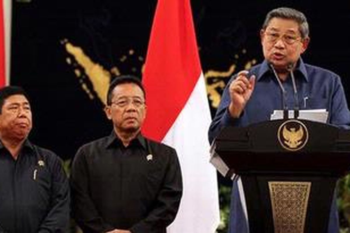 Presiden RI, Susilo Bambang Yudhoyono, bersama Mensesneg Sudi Silalahi (kiri), dan Menko Polhukam Djoko Suyanto (tengah), menyampaikan konferensi persnya di Istana Negara, Jakarta, Senin (8/10/2012). Dalam kesempatan tersebut Presiden menegaskan bahwa penanganan kasus Simulator SIM di Korlantas Mabes Polri, yang melibatkan Irjen (Pol) Djoko Susilo, sepenuhnya ditangani KPK, penanganan kasus penyidik KPK, Novel Baswedan, dan rencana revisi UU KPK, ditangguhkan karena waktunya tidak tepat.