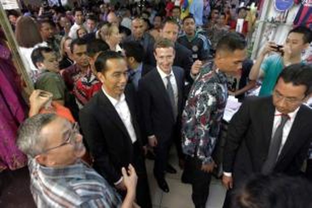Gubernur DKI Jakarta yang juga presiden terpilih Joko Widodo (dua kiri) bersama CEO Facebook Mark Zuckerberg (tengah) mengunjungi Blok A Pasar Tanah Abang, Jakarta, Senin (13/10/2014).