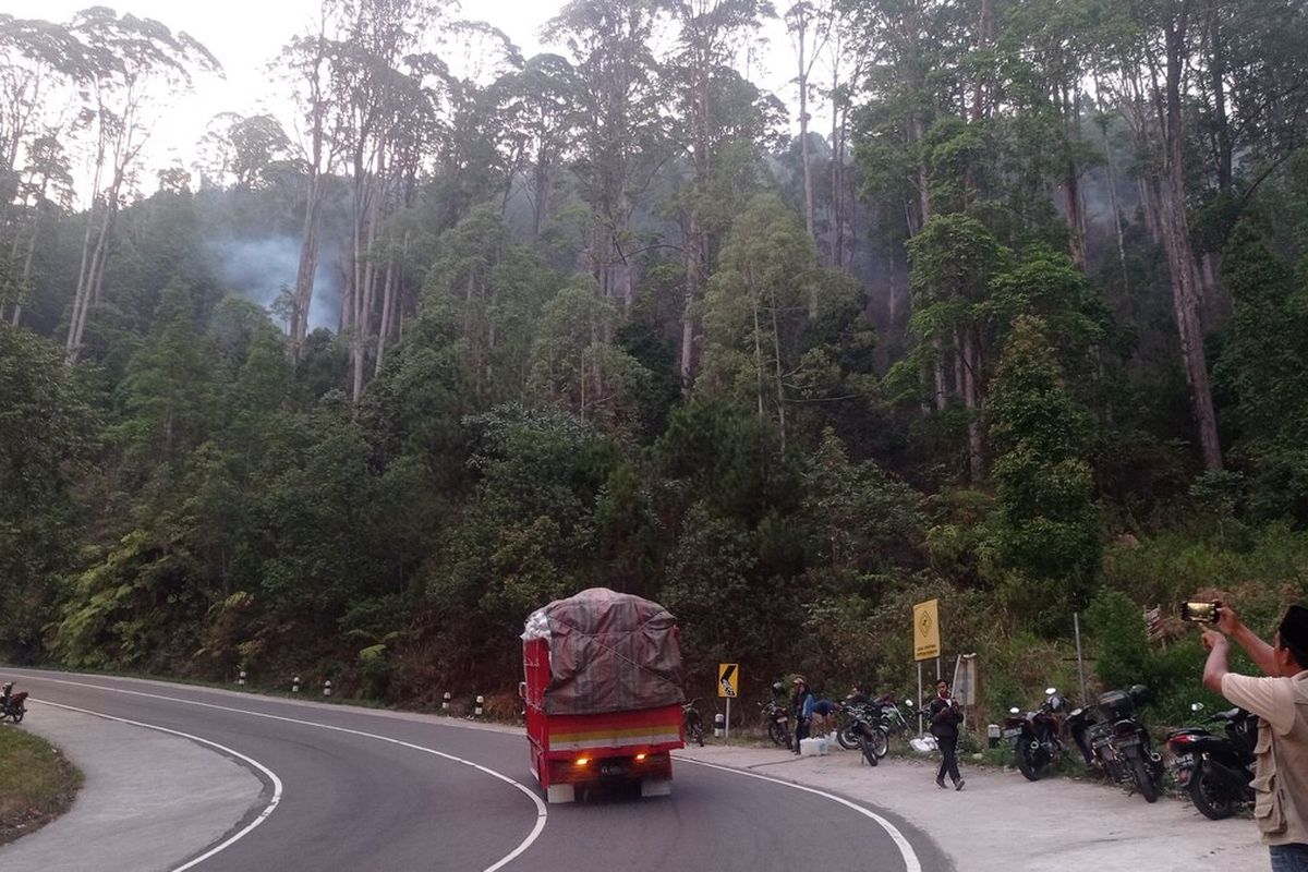 Hujan deras yang turun di kawasan kebakaran hutan di Gunung Lawu pada hari Sabtu (22/10) pukul 15:00 WIB membuat titik api kebakaran padam. Untuk memastikan titik api kebakaran padam personil dari BPBD Kabupaten Magetan kan turun melakukan pemeriksaan titik api kebakaran di Hutan Gunung Lawu.