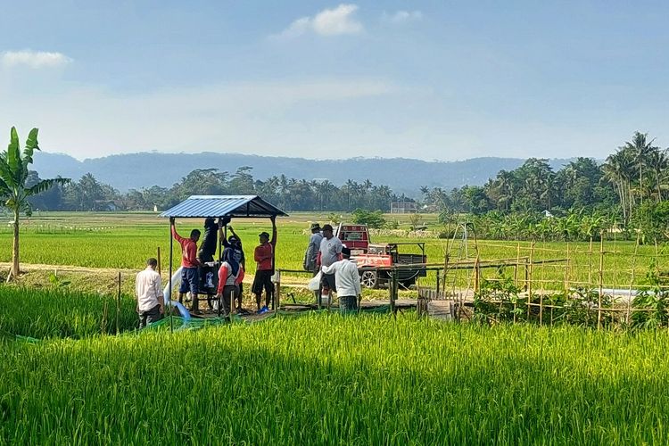 Warga Desa Kalibeji Tuntang Kabupaten Semarang bekerjabakti membangun rumah pompa jelang kedatangan Presiden Joko Widodo