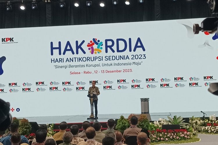 Presiden Joko Widodo menyampaikan pidato di Hari Antikorupsi Sedunia (Hakordia) yang digelar di Istora Senayan, Jakarta, Selasa (12/12/2023). 