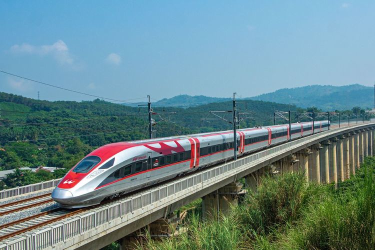 Ada kabar menarik bagi para pelancong yang ingin bepergian dari Jakarta ke Bandung maupun sebaliknya. Tiket Kereta Cepat Indonesia China (KCIC) kini bisa didapatkan dengan potongan harga hingga Rp 100.000. Promo tiket Whoosh bisa didapatkan khusus pembelian melalui Trip.com, baik melalui situs resmi, aplikasi, maupun mobile site platform ini.