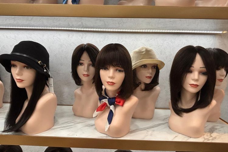 Pilihan wig dari 100 persen rambut asli manusia di Beauty Crown Kelapa Gading Jakarta.