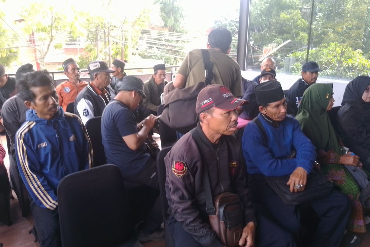 Sejumlah warga Kampung Cimarel, Desa Sukaresmi, Kecamatan Rongga, Kabupaten Bandung Barat, Jawa Barat mendatangi Kantor PT PLN Unit Induk Pembangunan Jawa Bagian Tengah di Jalan Karawitan, Kota Bandung, Rabu (12/2/2025) menutut kepastian ganti rugi lahan yang terdampak Proyek Strategis Nasional (PSN) PLTA Upper Cisokan.