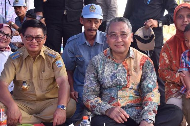 Dok Kemendesa- Mendes PDTT Eko Sandjojo saat makan bersama dengan para transmigran diDesa Sepunggur Kabupaten Bulungan Kalimantan Utara. 