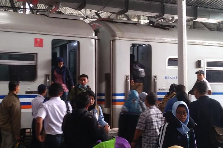Penumpang akan menaiki kereta di Stasiun Bandung.