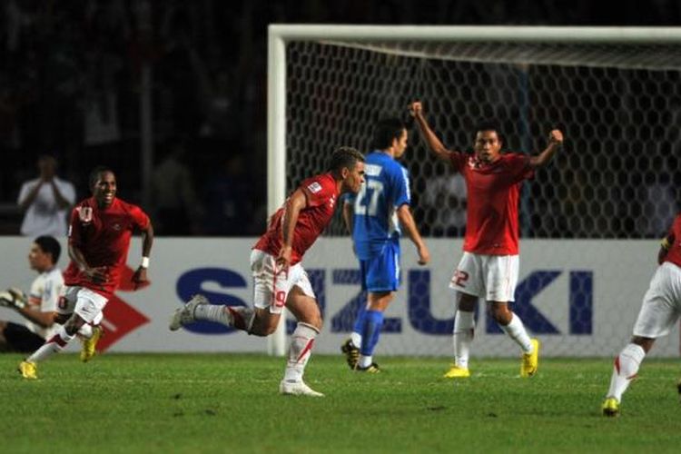 Para pemain Indonesia merayakan gol Cristian Gonzales ke gawang Filipina pada semifinal Piala AFF di Stadion Gelora Bung Karno, 19 Desember 2010.