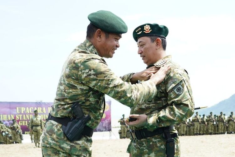 Panglima Komando Cadangan Strategis Angkatan Darat (Pangkostrad) Letnan Jenderal Maruli Simanjuntak menyematkan brevet kehormatan Cakra kepada Kapolri Jenderal (Pol) Listyo Sigit Prabowo usai menutup Latihan Standardisasi Prajurit Kostrad Gelombang XIII Tahun 2022 di Pantai Palampang, Sukabumi, Jawa Barat, Selasa (13/9/2022).