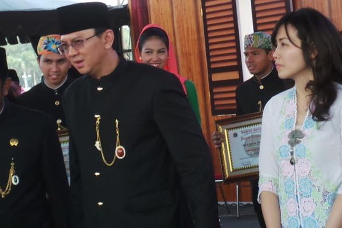 Wakil Gubernur DKI Jakarta Basuki Tjahaja Purnama (tengah) bersama istri, Veronica Tan menggunakan baju adat khas Betawi, saat Lebaran Betawi, di Monas, Minggu (14/9/2014). Di samping kanan Basuki turut hadir anggota DPRD DKI Abraham Lunggana.