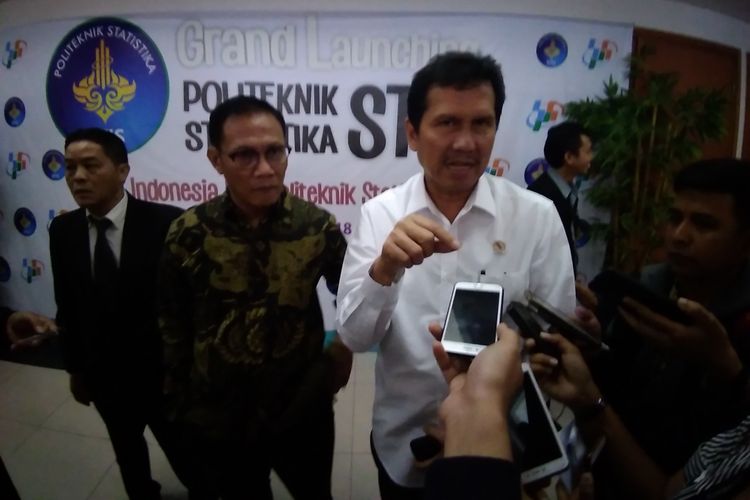 Menpan RB Asman Abnur dan Kepala BPS Kecuk Suhariyanto usai peresmian Politeknik Statistika di Jakarta, Rabu (28/3/2018)