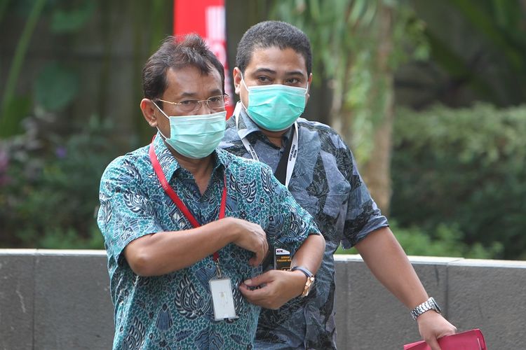 Mantan Bupati Bogor Rahmat Yasin (kiri) berjalan saat tiba di gedung KPK, Jakarta, Jumat (17/7/2020). KPK memeriksa Rahmat Yasin sebagai tersangka dalam kasus dugaan korupsi pemotongan uang pembayaran dari Satuan Perangkat Kerja Daerah (SKPD) di Kabupaten Bogor, dan gratifikasi. ANTARA FOTO/Reno Esnir/wsj. *** Local Caption ***   