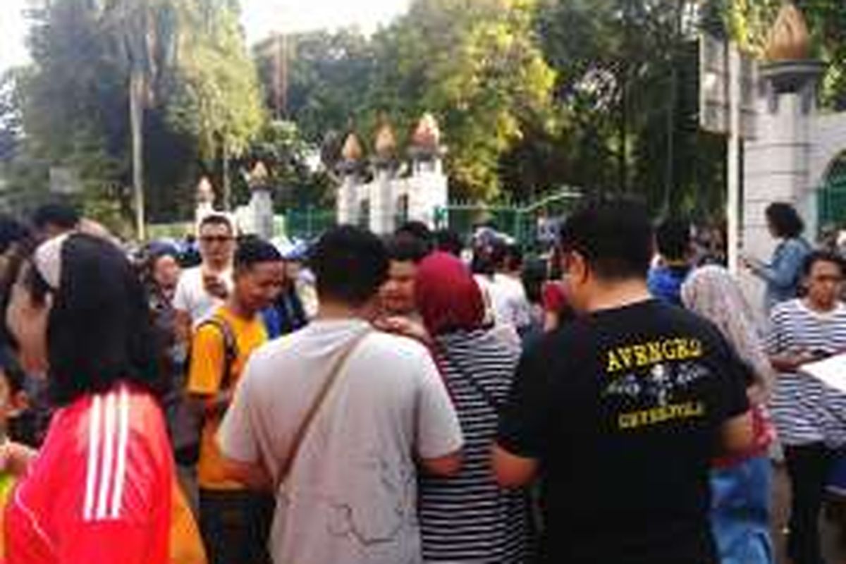 Para peserta acarq Xtra Pokemon di depan pintu masuk GBK, Jakarta. Minggu (24/7/2016)