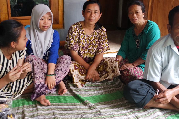 Tamikun (60) (paling kanan,Red), korban selamat tanah longsor berada di lokasi pengungsian di rumah kepala desa setempat, Senin (3/4/2017) siang.