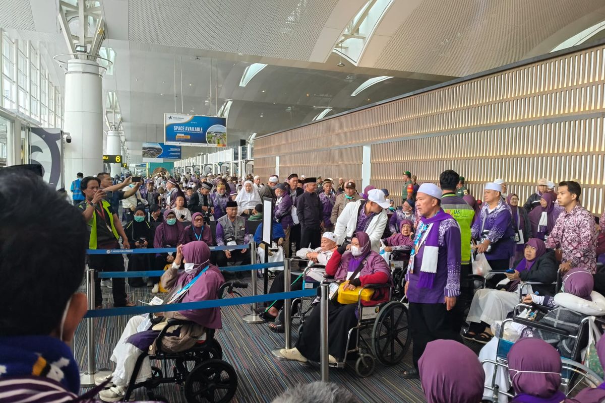 Penumpang Saudia Airlines yang merupakan jamaah haji asal Depok dan Bekasi, saat proses keberangkatan menuju Jakarta, di Bandara Kualanamu, Rabu (18/6/2025). Sebelumnya, pesawat yang mereka tumpangi mendarat darurat di Bandara Kualanamu karena adanya ancaman bom.