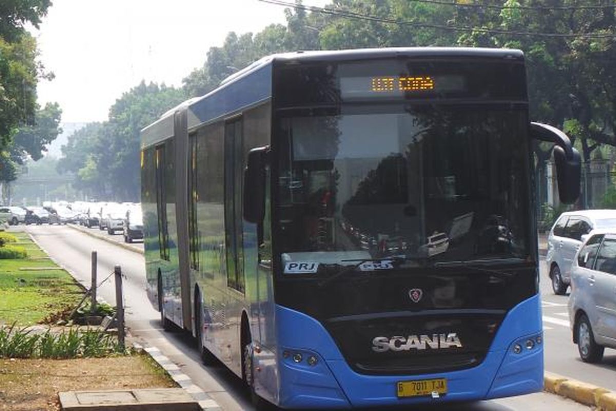 Bus Transjakarta Scania memasuki halte Monas, Jakarta. Selasa (16/6/2015).