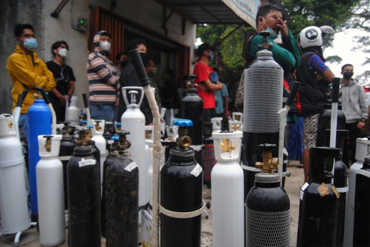 Arsip Foto. Warga antre untuk mengisi ulang tabung oksigen di agen oksigen di Batu Tulis, Kota Bogor, Jawa Barat, Senin (19/7/2021). 