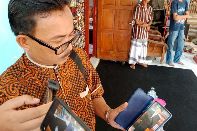 Subadri menunjukkan foto anaknya yang menjadi korban tragedi Kanjuruhan semasa hidup, Minggu (9/10/2022).