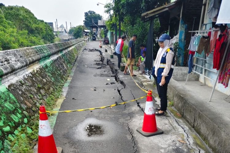Jalan Jembawan Semarang Tiba-tiba Ambles Sepanjang 41 Meter, Ini Penyebabnya