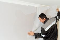 5 Langkah Memasang Wallpaper di Permukaan Dinding Kayu