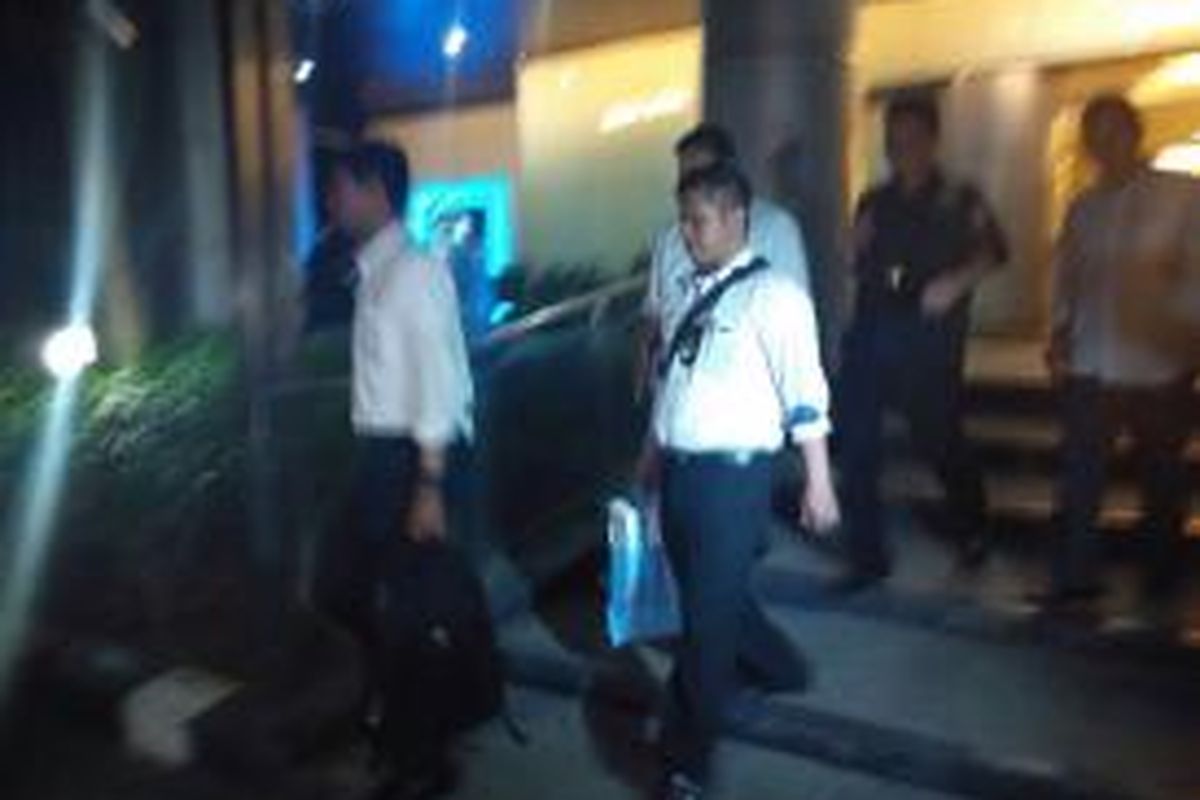 Tim penyidik Polda Metro Jaya membawa 1 boks dokumen dari lantai 9 gedung Kementrian Perdagangan RI pada Senin (3/8/2015) malam