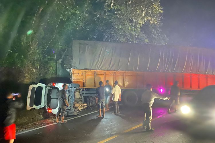 Truk tabrak Xenia di Bukittinggi, Senin (18/9/2023) dinihari WIB