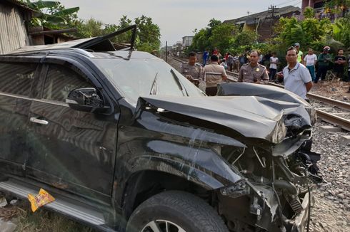 Pajero Tertabrak KA Sritanjung di Surabaya, 3 Orang Tewas