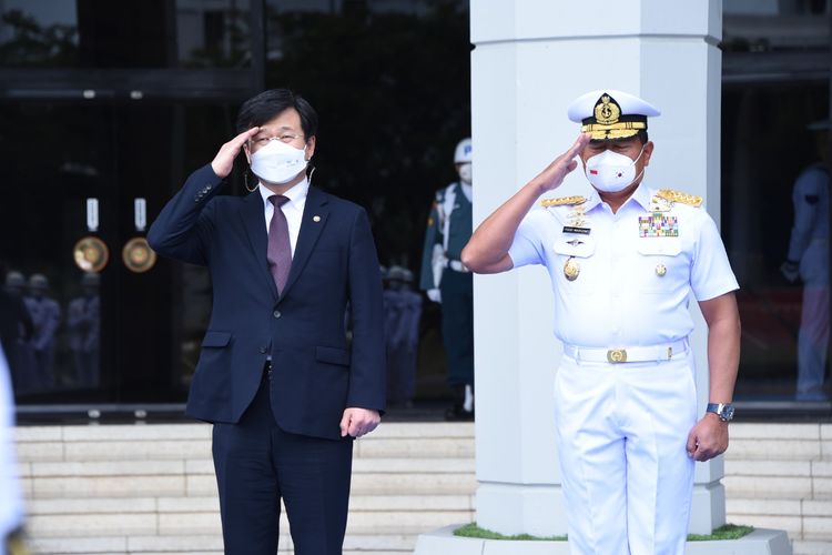  Kepala Staf Angkatan Laut Laksamana Yudo Margono menerima kunjungan kehormatan Menteri Administrasi Porgram Akuisisi Pertahanan (Minister of Defense Acquisition Program Administration/DAPA) Korea Selatan Gang Eun-Ho di Makras Besar TNI AL, Jakarta, Jumat (28/1/2022).