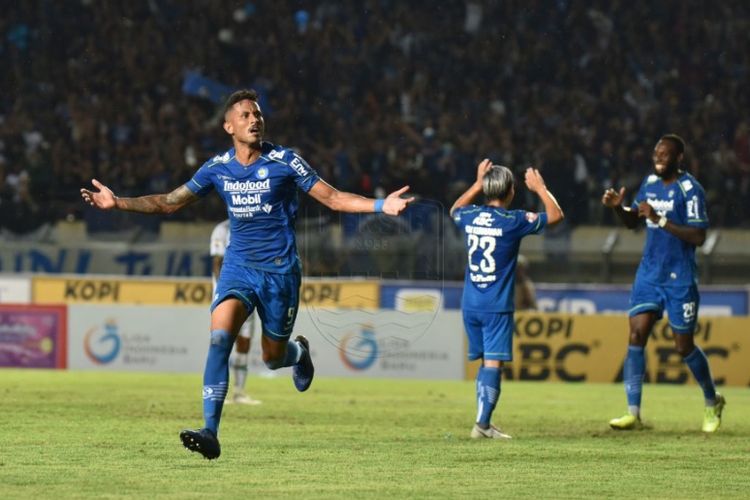 Striker Persib Bandung Wander Luiz (kiri) merayakan golnya ke gawang PSS Sleman pada laga lanjutan pekan ketiga Shopee Liga 1 2020 di Stadion Si Jalak Harupat, Kab. Bandung, Minggu (15/3/2020). 