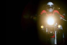 Etika Menggunakan Lampu Jauh pada Sepeda Motor