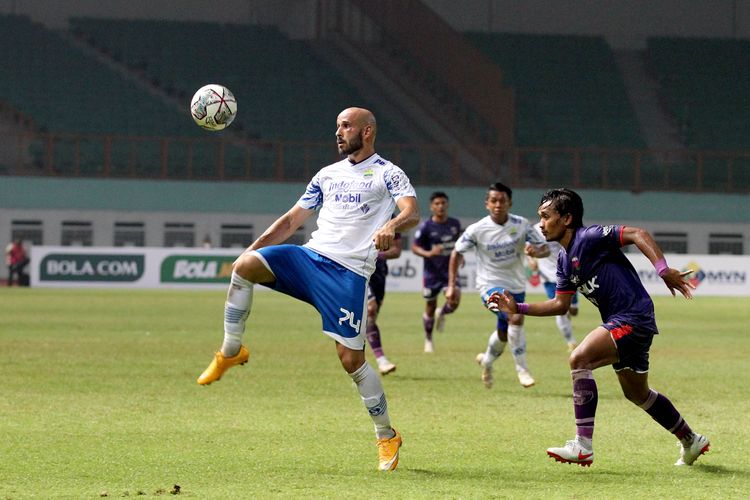 Pemain Persib Bandung mengontrol bola saat pertandingan pekan 2 Liga 1 2021-2022 melawan Persita Tangerang yang berakhir dengan skor 1-2 di Stadion Wibawa Mukti Bekasi, Sabtu (11/9/2021) malam.