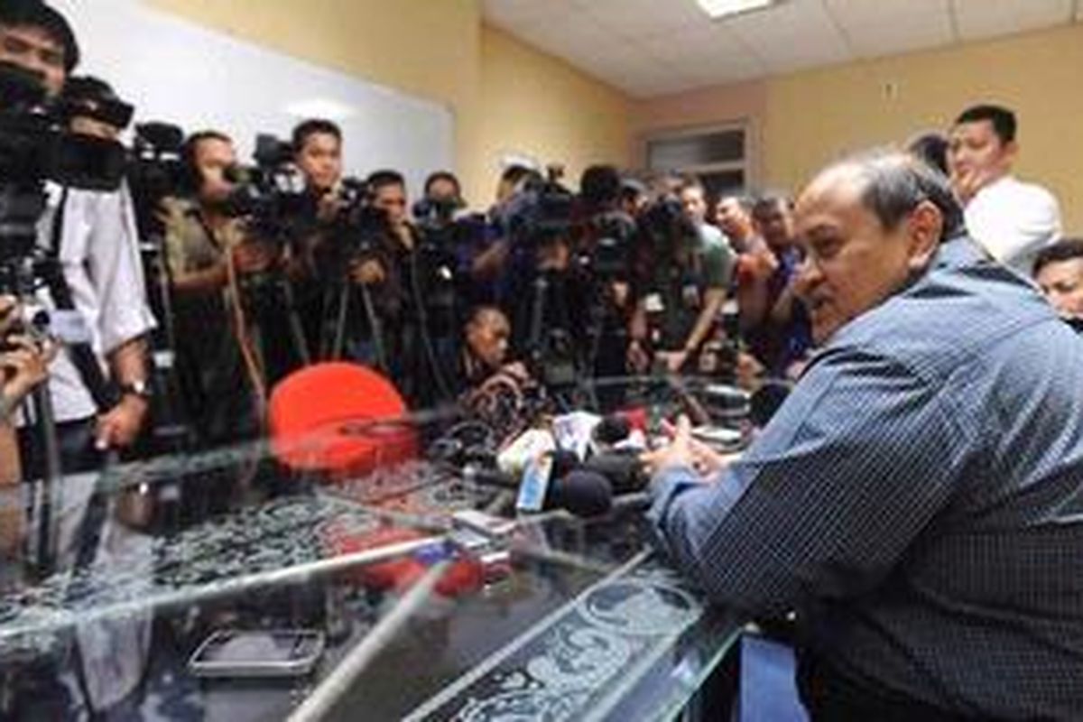 Ketua Komisi XI dari Fraksi PDI Perjuangan (PDIP), Emir Moeis (kanan) memberikan keterangan terkait pencegahan keluar negeri oleh Komisi Pemberantasan Korupsi di kompleks Parlemen, Senayan, Jakarta, Rabu (25/7/2012). Emir dicegah ke luar negeri terkait penyidikan tindak pidana korupsi terima hadiah atau janji terkait proyek PLTU Tarahan, Lampung tahun 2004.   