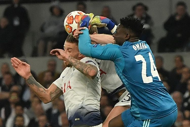 Andre Onana bergerak lebih cepat daripada Toby Alderweireld saat memperebutkan bola pada laga Tottenham vs Ajax Amsterdam di Stadion Tottenham Hotspur dalam semifinal Liga Champions, 30 April 2019.