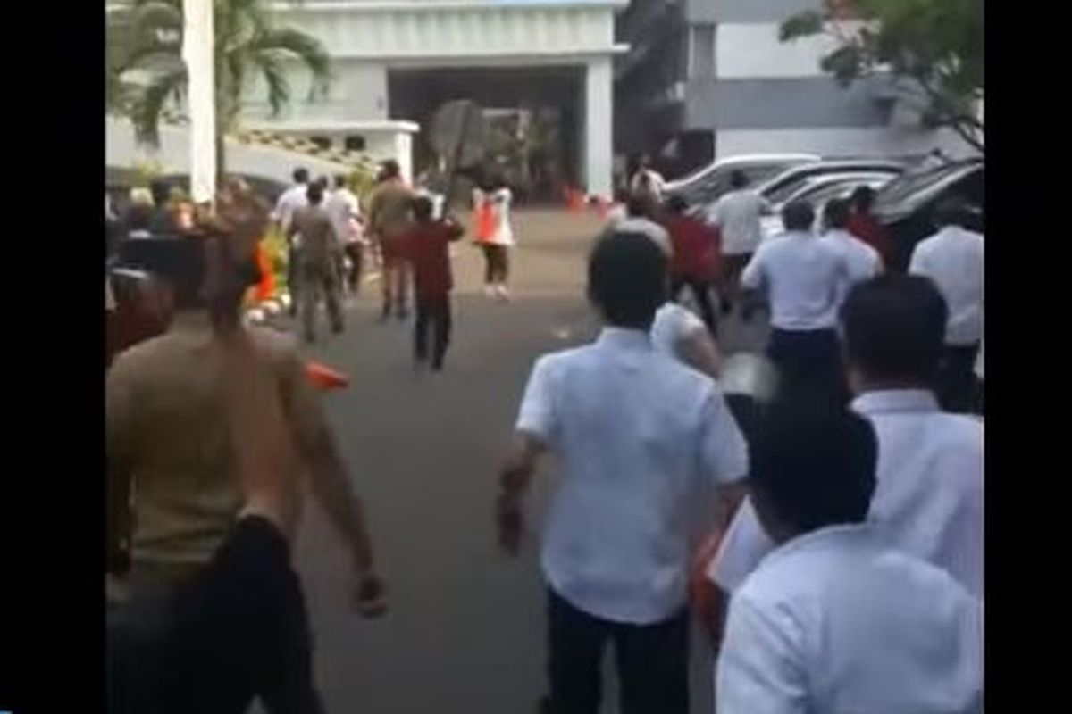  Aksi unjuk rasa di depan Kantor Kementerian Dalam Negeri, Jakarta Pusat, pada Rabu (11/10/2017) berujung ricuh. Sejumlah fasilitas dan kendaraan dikabarkan rusak akibat peristiwa itu.