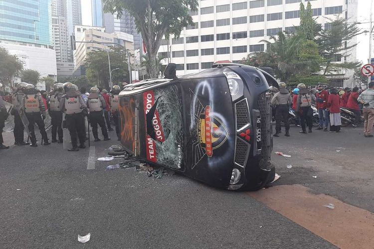 Mobil polisi dirusak massa pendemo di Jalan Gubernur Suryo Surabaya, Kamis (8/10/2020).