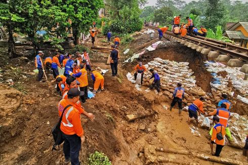 200 Petugas Diterjunkan Tangani Jalur KA Lintas Sukabumi-Bogor yang Longsor