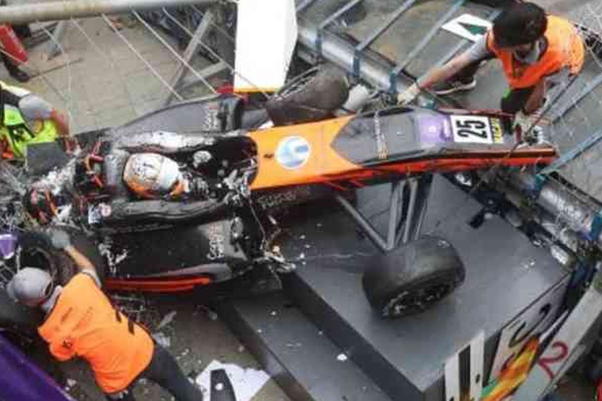 Kondisi mobil Spohia Floersch usai insiden di GP Macau, Minggu (18/11/2018)