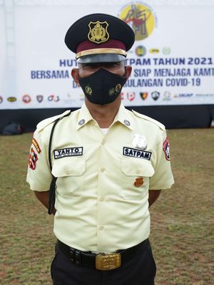 Seragam Satuan Pengamanan (Satpam) warna krem dikenalkan dalam acara HUT ke-41 Satpam di Lapangan Bhayangkara, Mabes Polri, Jakarta, Rabu (2/2/2022). Kepolisian Negara Republik Indonesia (Polri) mengubah warna seragam Satuan Pengamanan (Satpam) dari warna cokelat muda ke warna krem.