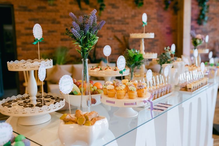 Ilustrasi wedding buffet atau prasmanan saat acara pernikahan.