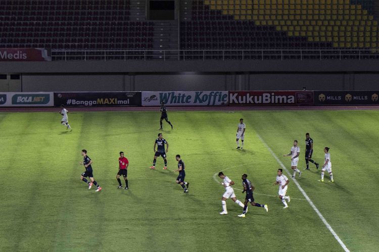 Semifinal leg kedua Piala Menpora 2021 antara PS Sleman melawan Persib Bandung yang berakhir dengan skor 1-1 di Stadion Manahan Solo, Senin (19/04/2021) malam.