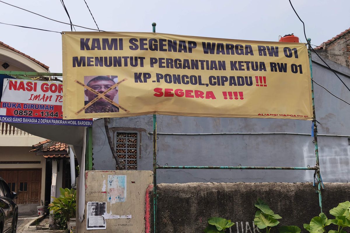 Spanduk tuntutan warga RW 01 lantaran diduga ikut andil dalam pemecatan RT di Cipadu.