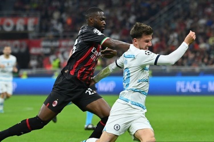 Bek AC Milan, Fikayo Tomori (kiri), mendapat kartu merah langsung setelah menjatuhkan Mason Mount (kanan) di kotak penalti dalam fase Grup E Liga Champions, AC Milan vs Chelsea, di San Siro, Rabu (12/10/2022) dini hari WIB.