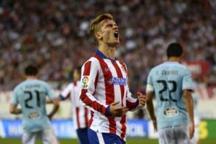 Gelandang serang Atletico Madrid, Antoine Griezmann, bereaksi pada laga melawan Celta Vigo di Stadion Vicente Calderon, Madrid, Sabtu (20/9/2014).