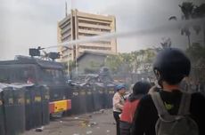 Tembakan Water Cannon Halau Mahasiswa Merangsek Masuk ke Gedung DPR